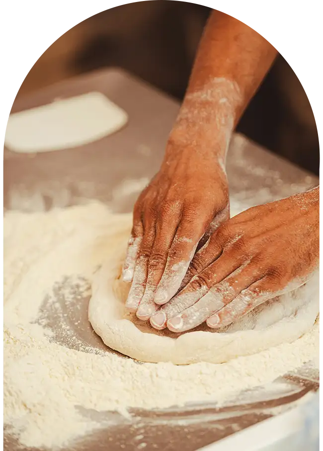 Des mains en train de pétrir du pain traditionnel marocain