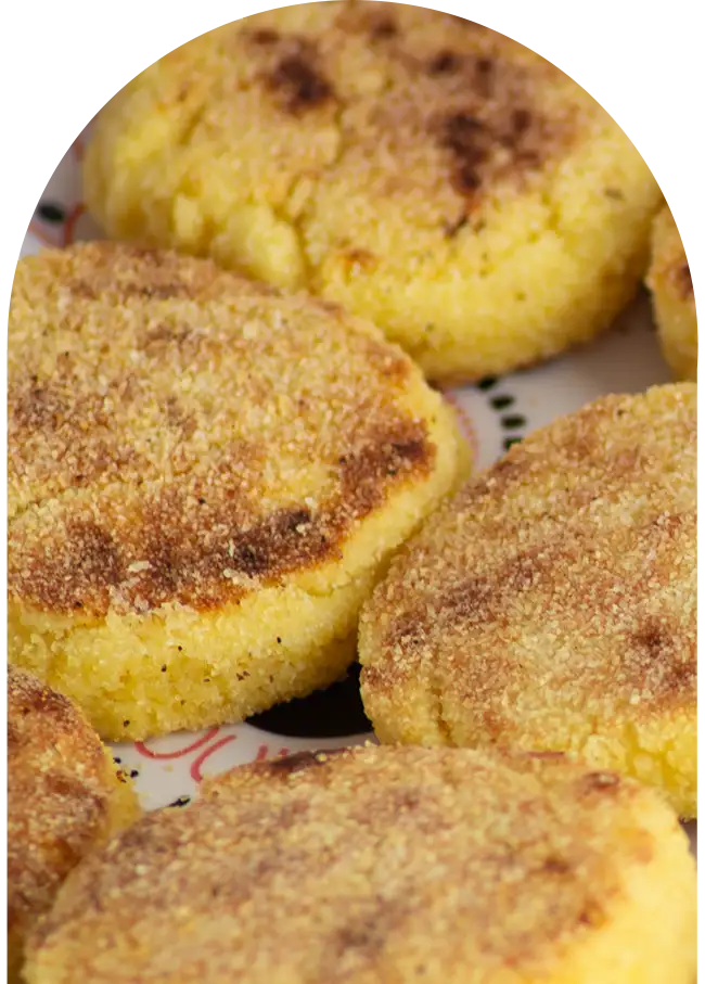 Gros plan sur des petits pains marocains traditionnels faits maison